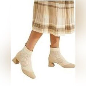 VIVAIA Cream Ankle Boots with Block Heel and Sleek Silhouette